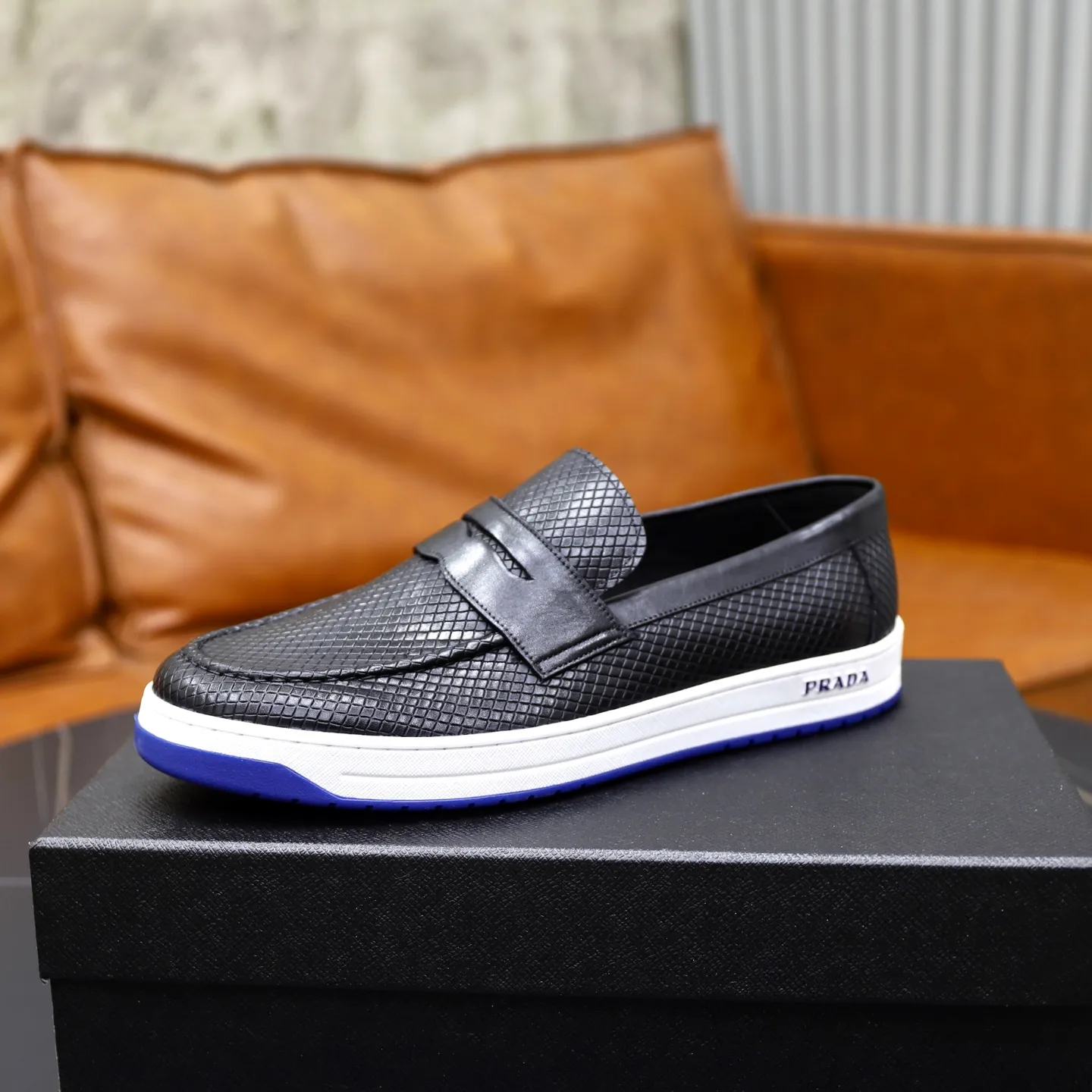 Factory price: 💰640 Prada classic men’s lace-up casual shoes | Imported cowhide upper | Upper stitching layered design, light and breathable | Soft and comfortable | Decorated with PRADA letters on the side | Distinctive sports style, showing the brand style | Lightweight concave and convex pattern rubber soles | Matched with cowhide foot pad lining | Excellent foot feel, fashionable and elegant | Size: 38-44 (45 customized)